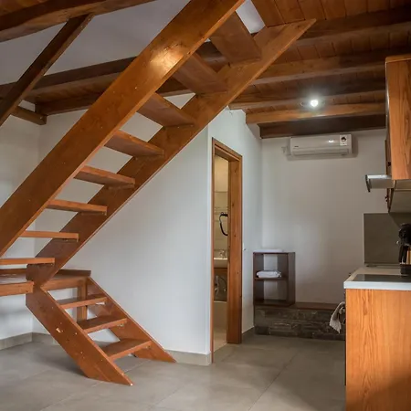 To Mpalkoni Konukevi Chorefton