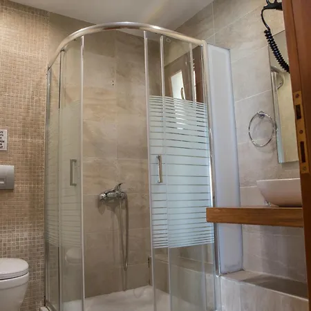 Konukevi To Mpalkoni Chorefton