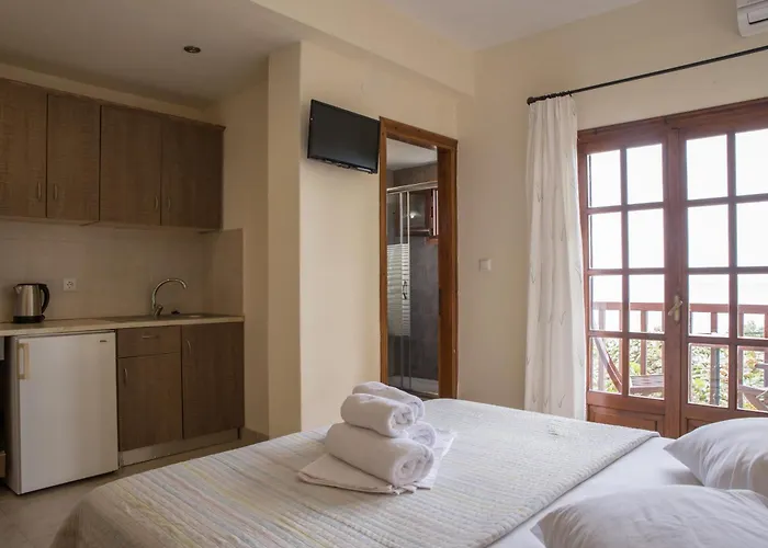 Konukevi To Mpalkoni Chorefton