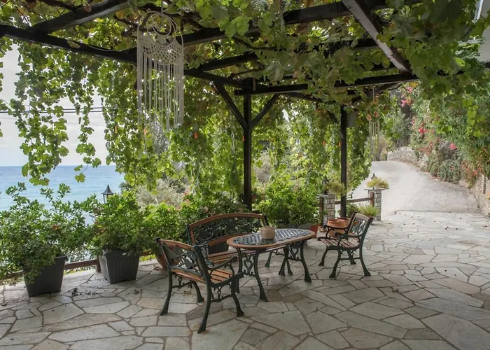 Konukevi To Mpalkoni Chorefton