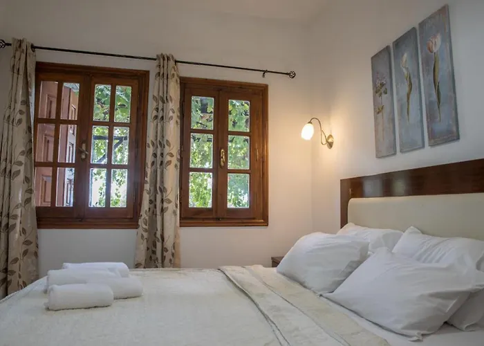 To Mpalkoni Konukevi Chorefton