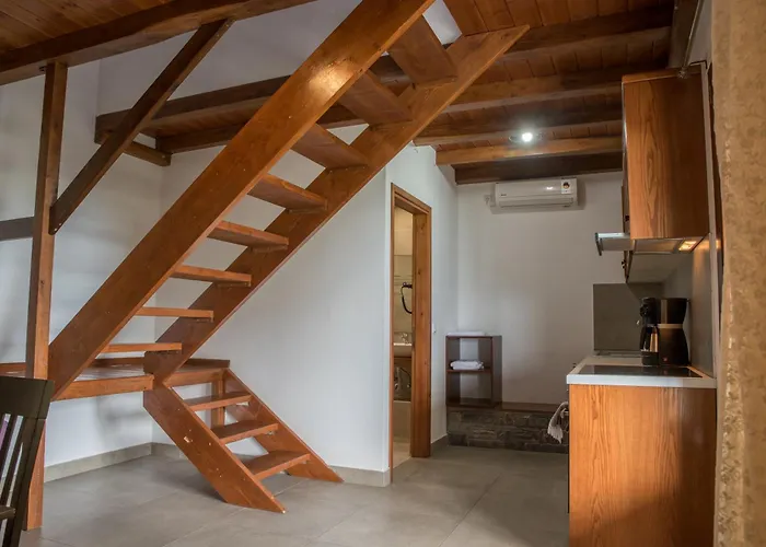 To Mpalkoni Konukevi Chorefton