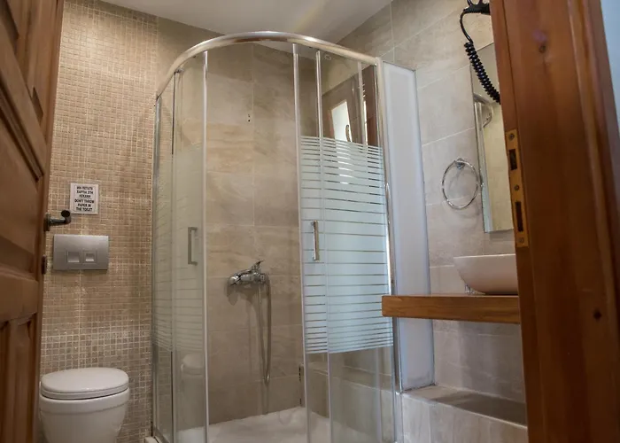 Konukevi To Mpalkoni Chorefton